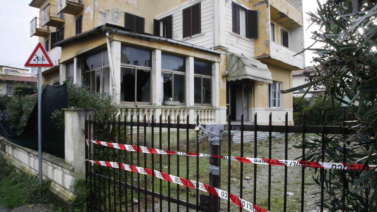 L'hotel Candia di Focette dichiarato inagibile dai vigili del fuoco dopo l'incendio