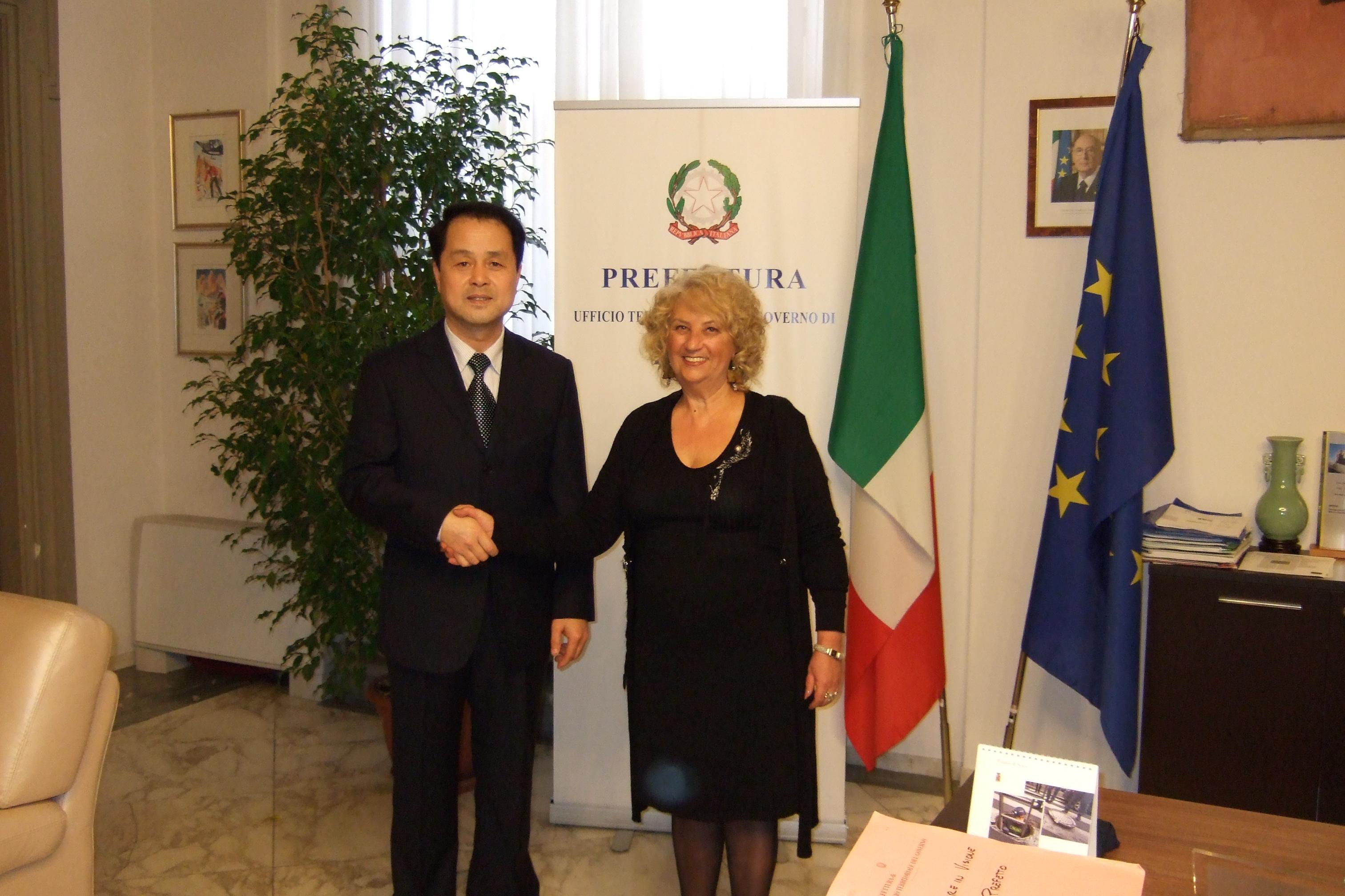 Il console cinese Wang Fuguo e il prefetto di Maria Laura  Simonetti
