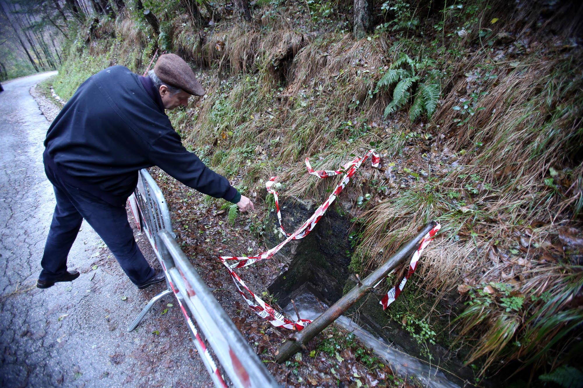 Il canale di scolo dove è stato trovato morto il 71enne inglese (foto Nucci)