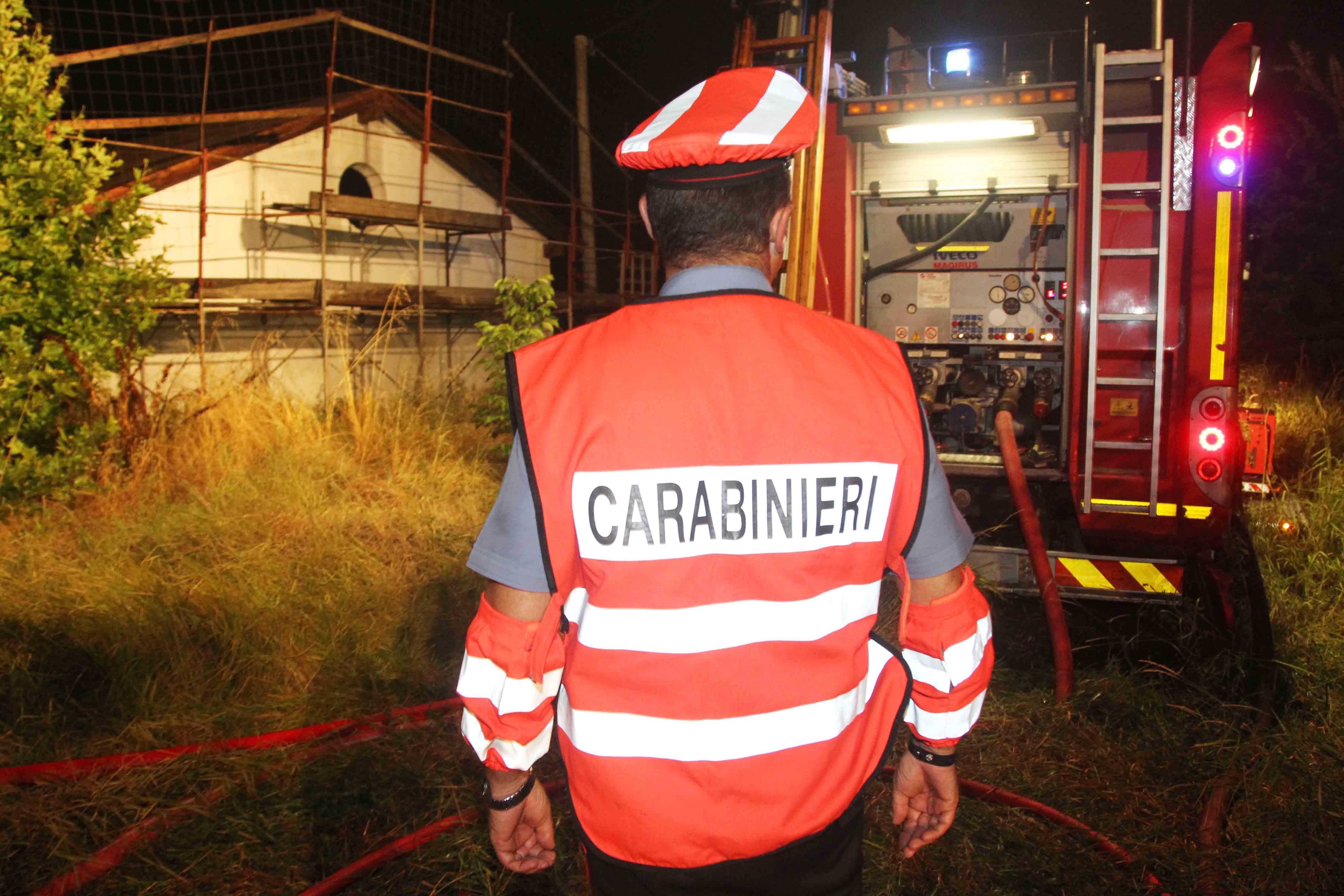 Litiga con la compagna e le incendia lo scooter