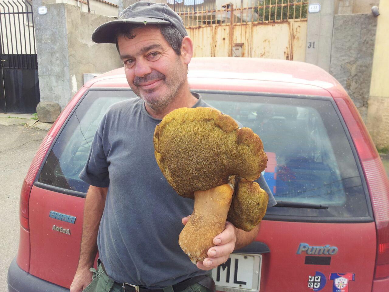 Enzo Melis mostra con orgoglio il porcino gigante
