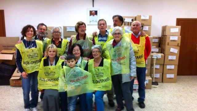 Un gruppo dei tanti volontari che a Rosignano si sono impegnati nella Colletta alimentare
