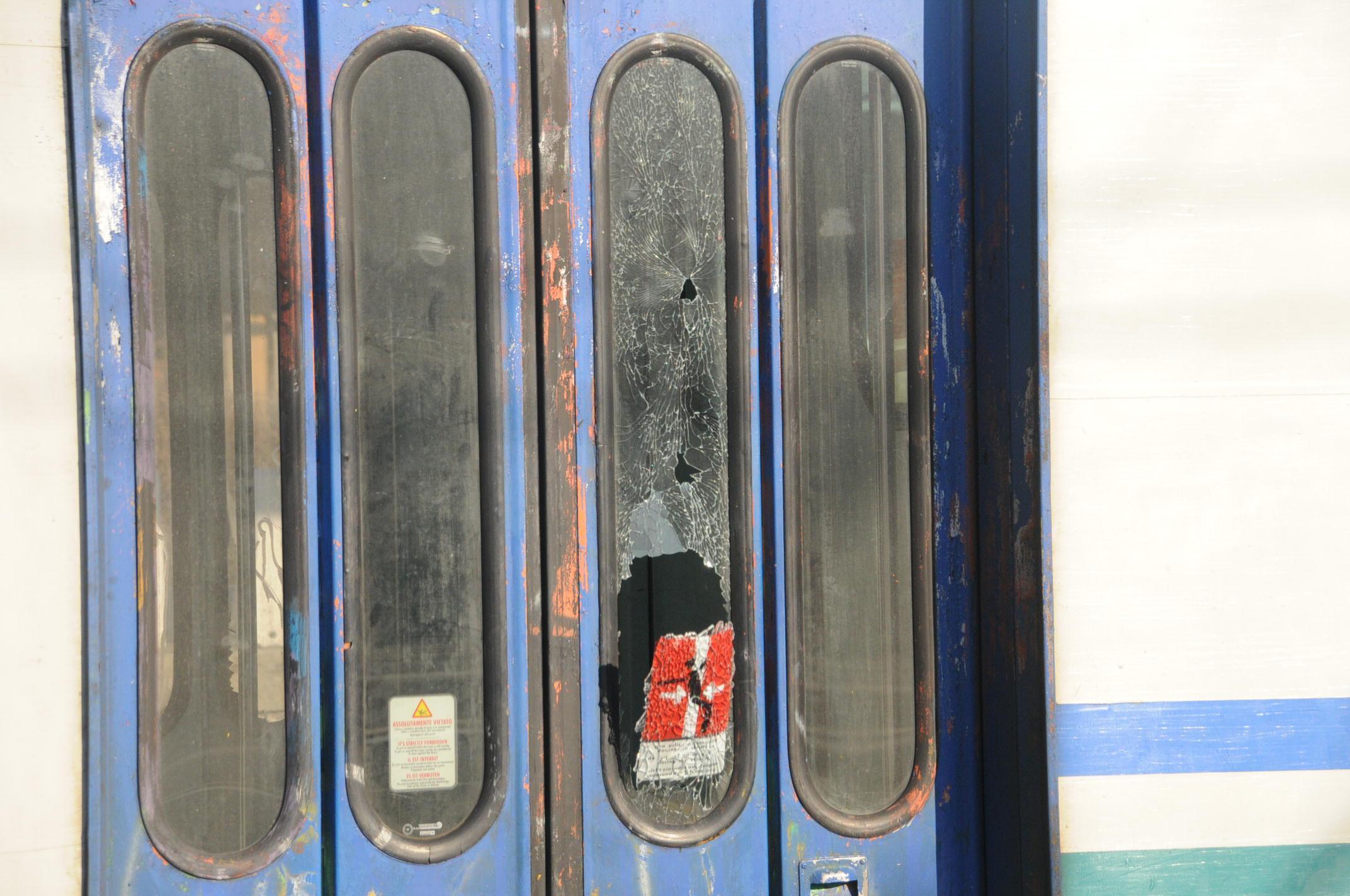 La porta di un treno danneggiata