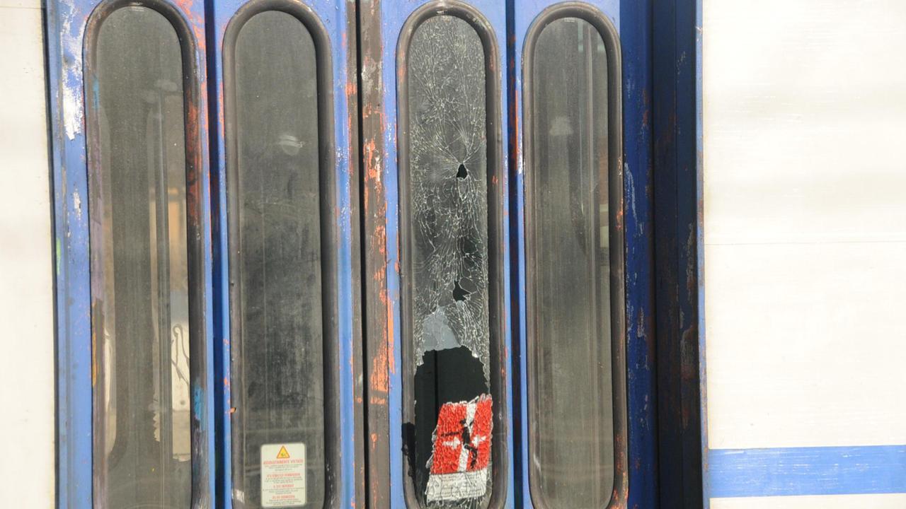 La porta di un treno danneggiata