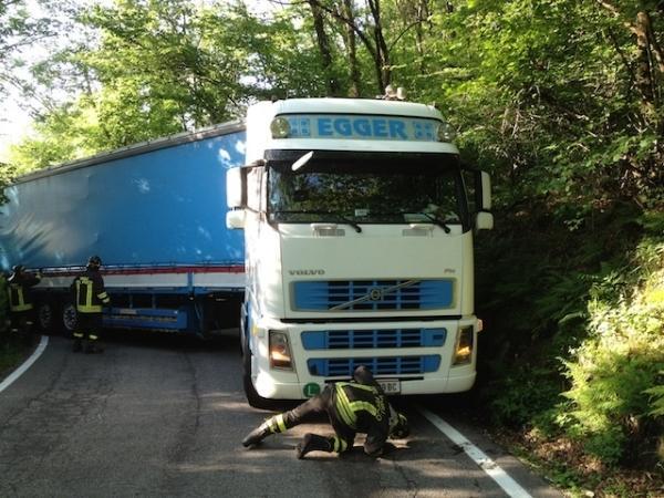 Strada chiusa nel Capannorese per un bilico intraversato