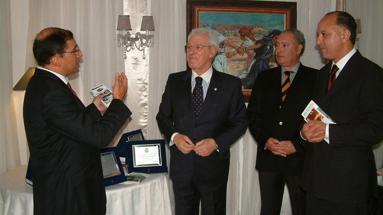 Eugenio Pancioli (al centro) nel suo hotel mentre riceve una personalità del Marocco