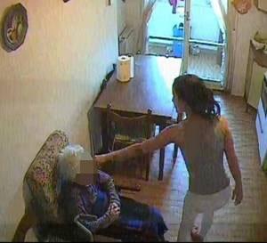 La badante mentre picchia l'anziana di 92 anni