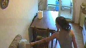 La badante mentre picchia l'anziana di 92 anni