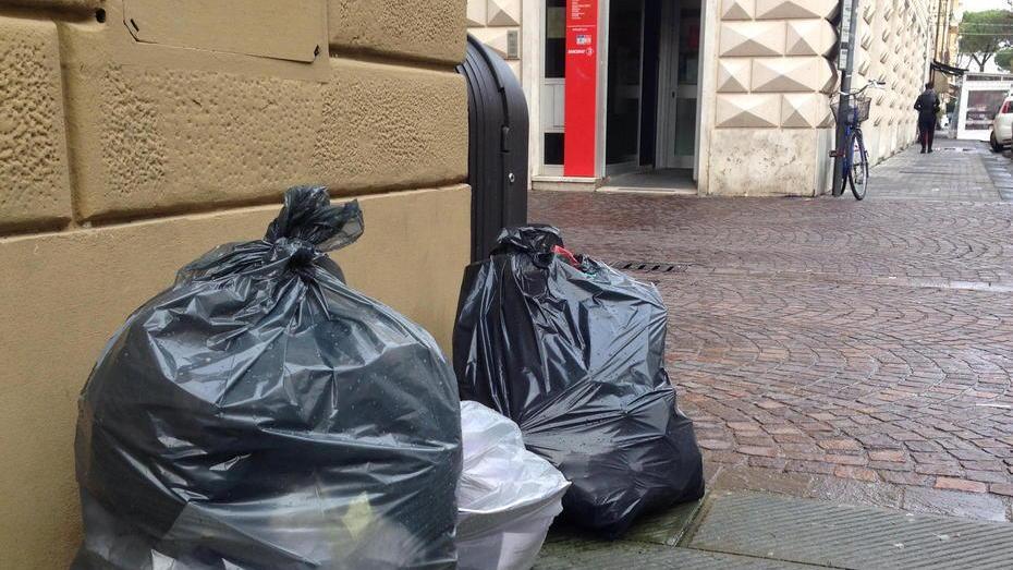 Rifiuti abbandonati, arriva l’ispettore