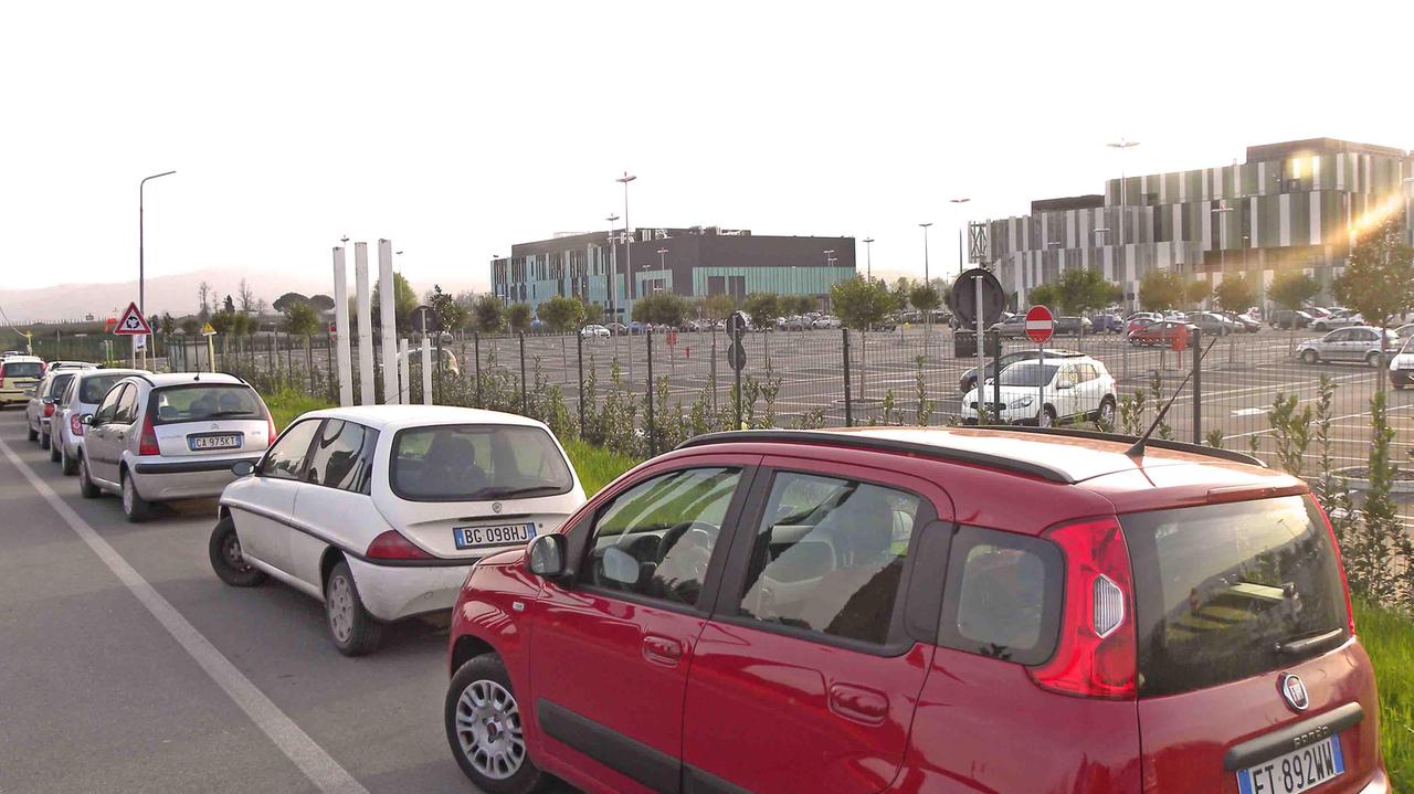 Auto in sosta davanti al parcheggio dell'ospedale (foto Gori)