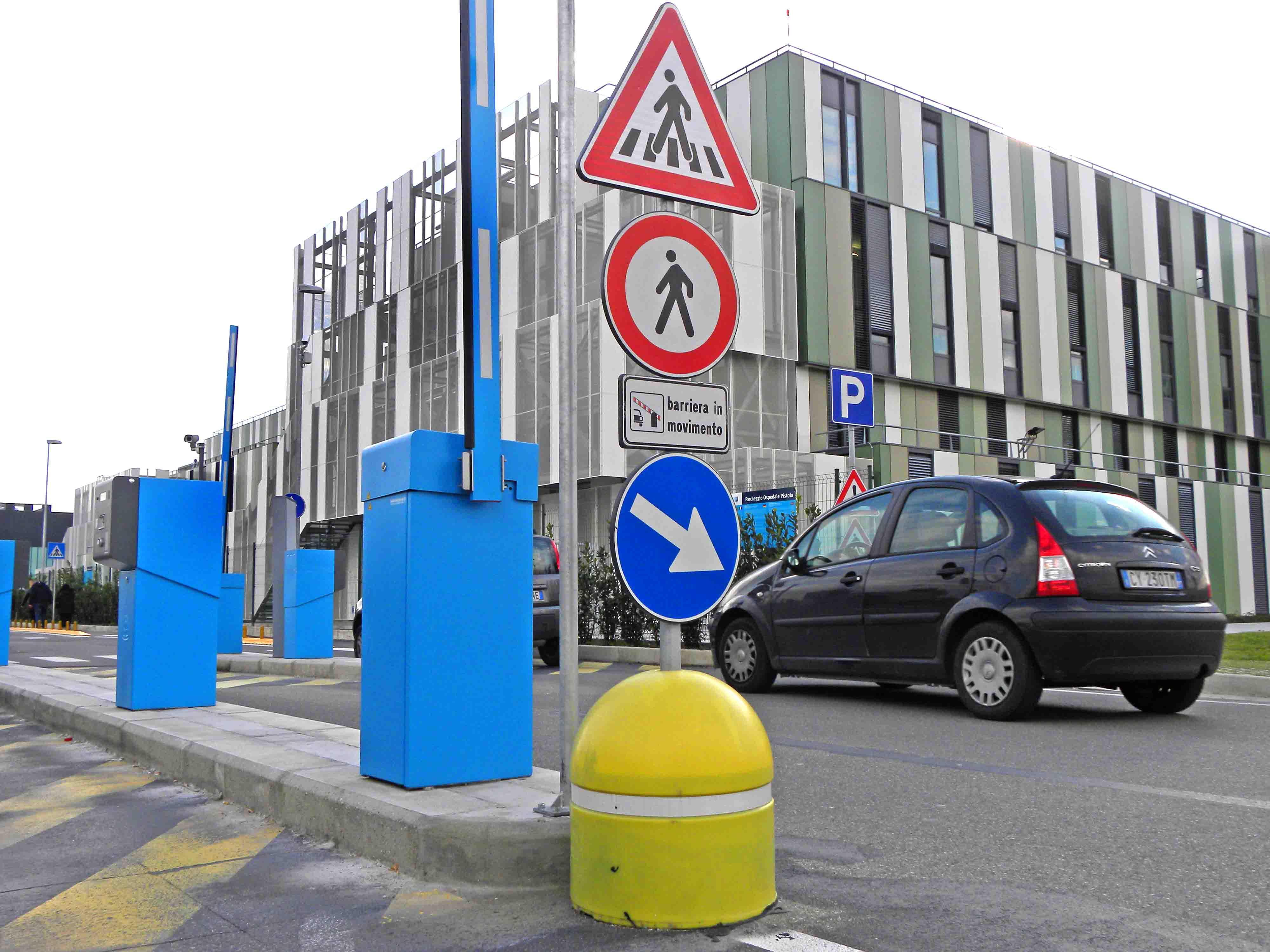Il parcheggio dell'ospedale San Jacopo (foto Gori)