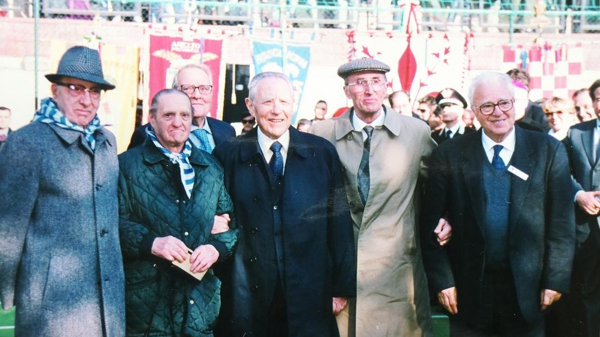 2002, inaugurazione del Museo della Deportazione. Castellani, primo a destra, con il il presidente Ciampi e altri tre sopravvissuti pratesi. Da sinistra Bruno Paoli, Aldo Becucci e Gino Fioravanti. Dietro si intravede Gianfranco Maris presidente nazionale dell'Aned