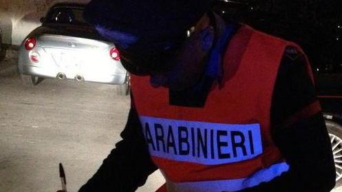 Fanno sesso orale davanti ad un bar