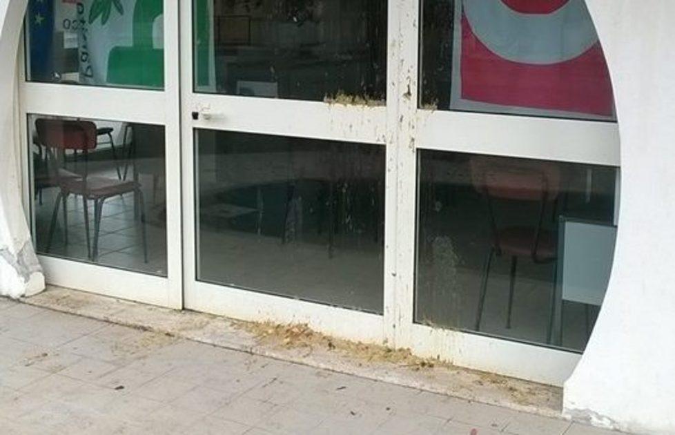 Imbrattata la porta della sede Pd 