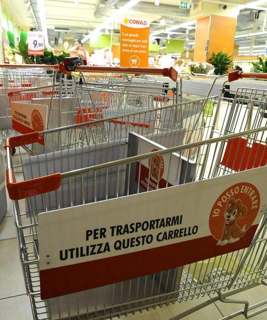 In funzione al Conad i carrelli per i cani
