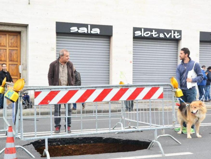 Si apre una voragine sugli scali Cialdini e la strada finisce ko 