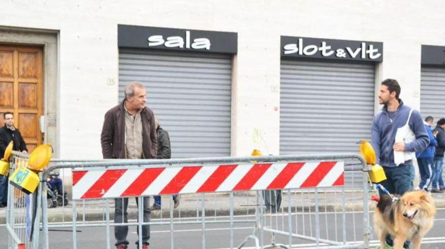 Si apre una voragine sugli scali Cialdini e la strada finisce ko