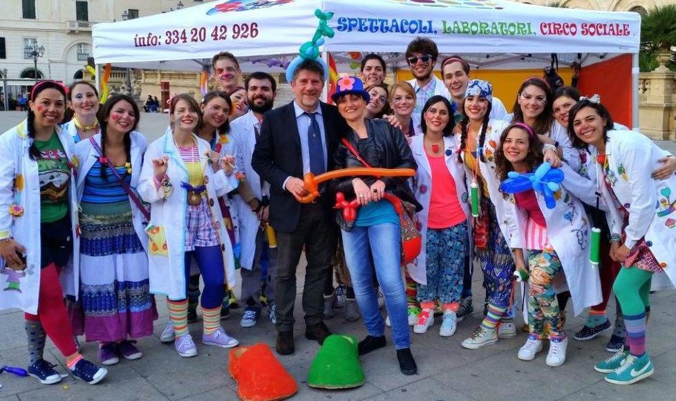 In giro sul bus colorato con i clown di “Perditempo”