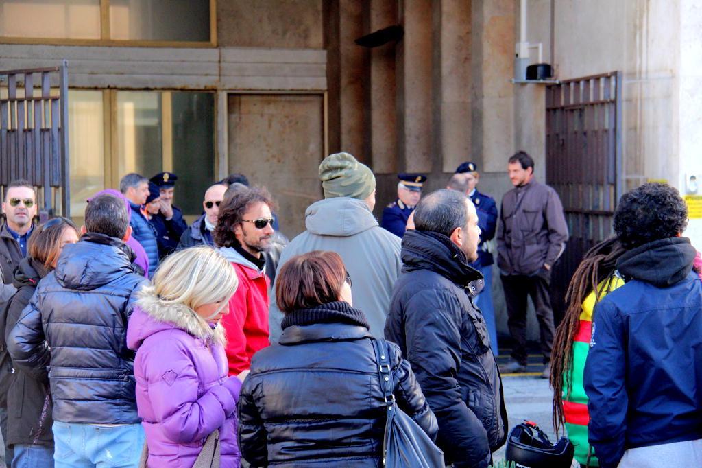 I lavoratori Trw davanti alla Prefettura