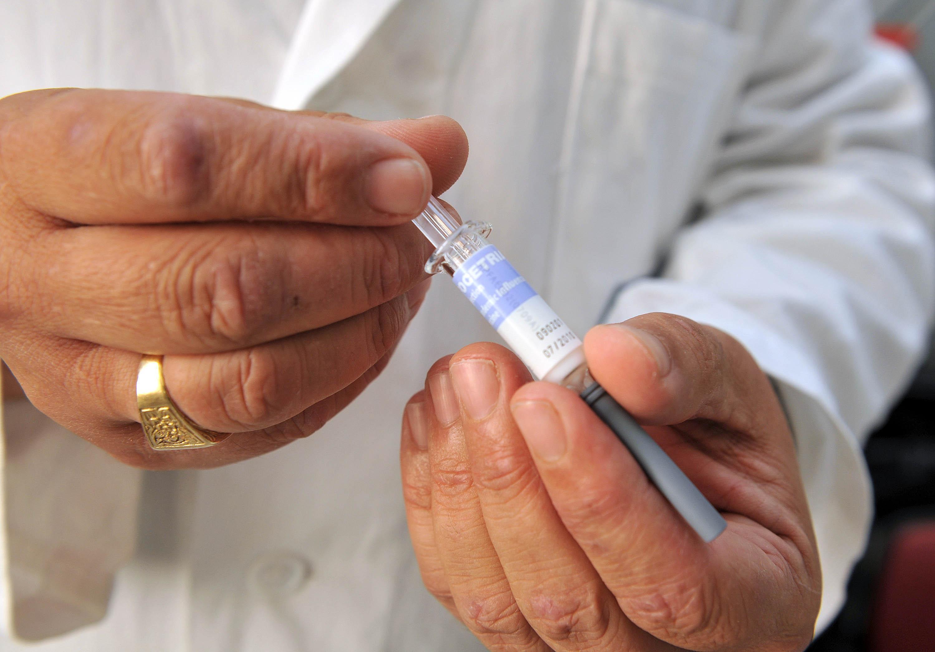 Un medico prepara il vaccino monodose