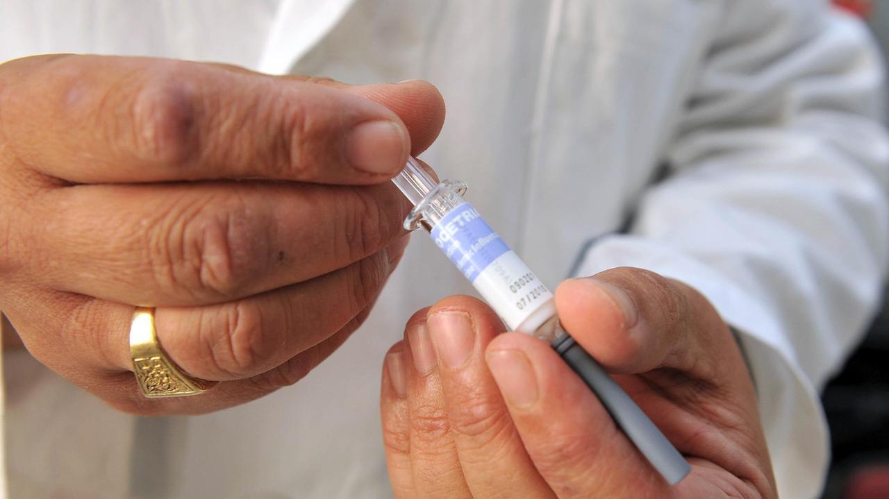 Un medico prepara il vaccino monodose