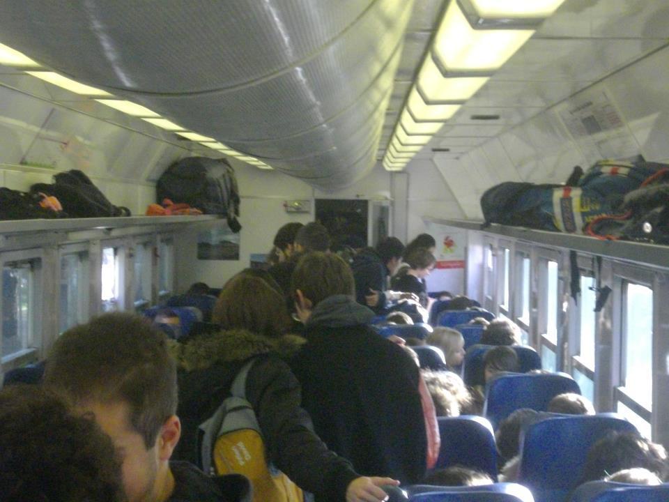 Pendolari in un convoglio della Lucca-Aulla