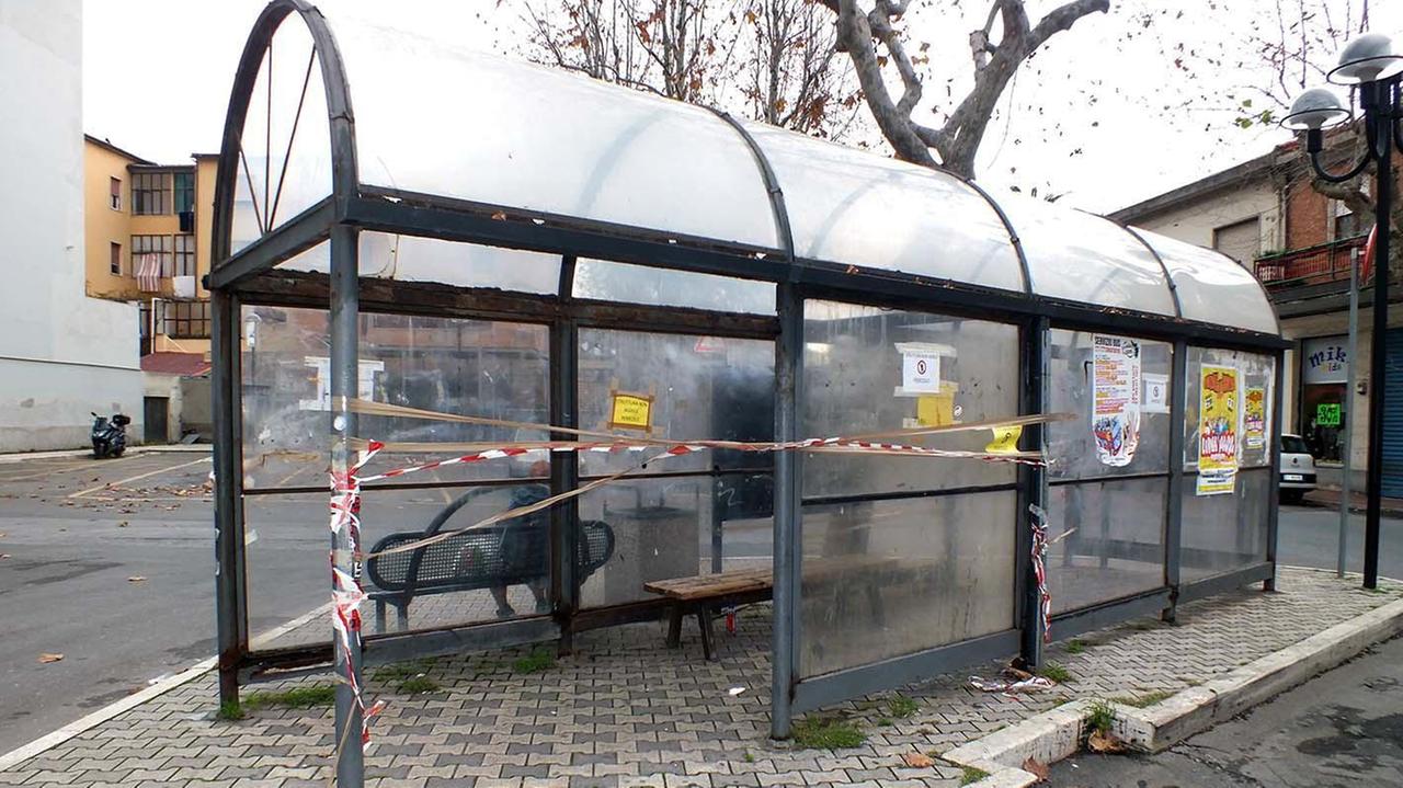 La pensilina della Tiemme in piazza Leonardo da vinci danneggiata e chiusa (foto Barlettani)