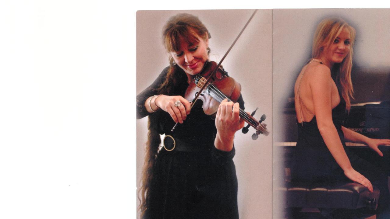 Elena Chersakova al violino con la figlia Anastasia al piano in una foto d'archivio