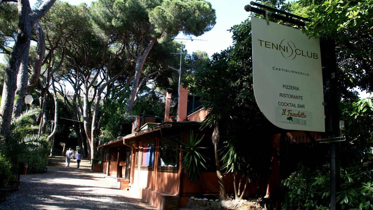 L'esterno del Tennis club