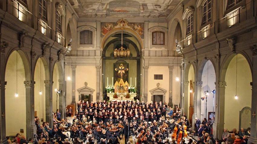 Una suggestiva imagine della Collegiata durante lo spettacolo