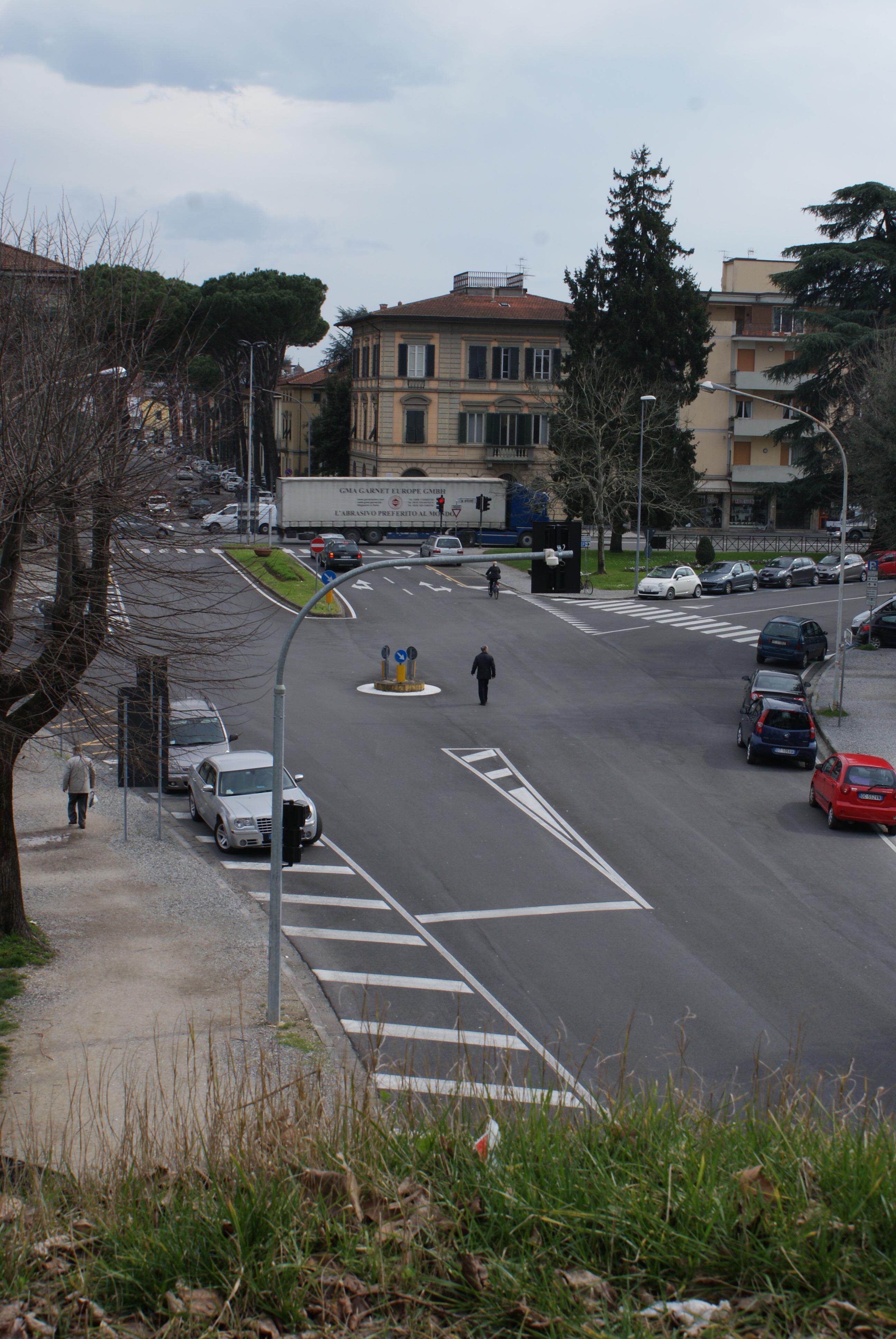 PIazzale don Aldo Mei davanti a Porta Elisa: qui verrà realizzata la rotatoria