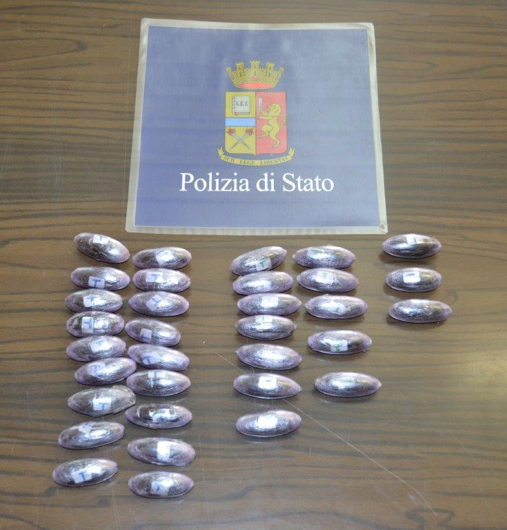 Gli ovuli con la droga sequestrati dalla polizia
