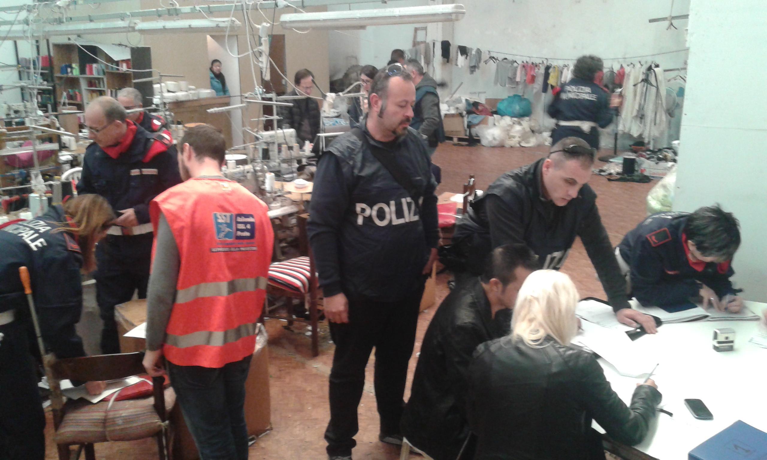 Gli uomini della Squadra interforze durante i controlli nelle due confezioni