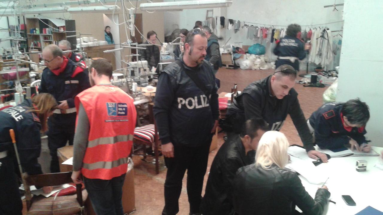 Gli uomini della Squadra interforze durante i controlli nelle due confezioni