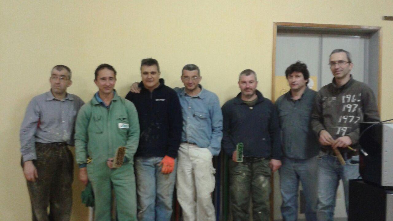 Un gruppo di genitori che si sono adoperati per imbiancare la scuola di Pian degli Ontani