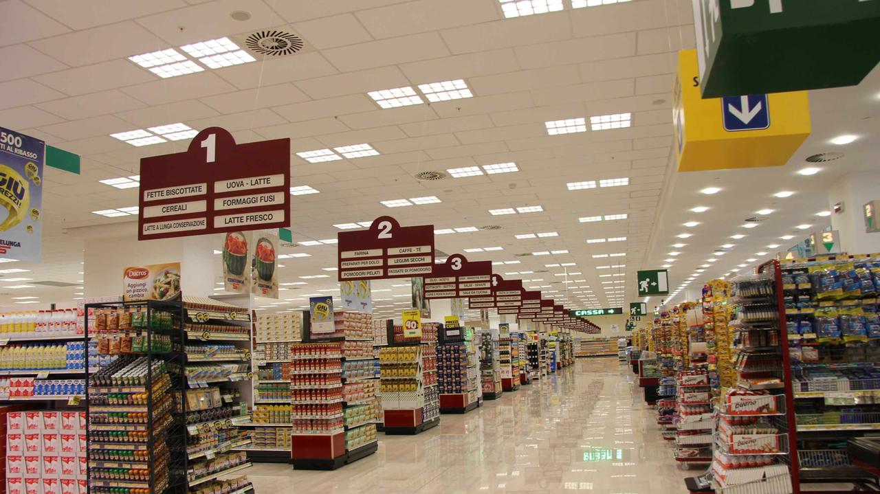Scaffali di un supermercato (foto archivio)