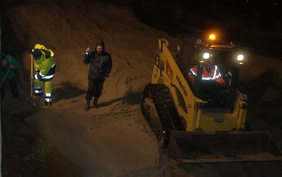 I sindaco Lambardi (in nero) al fosso del Bovalico con gli uomini della Protezione civile