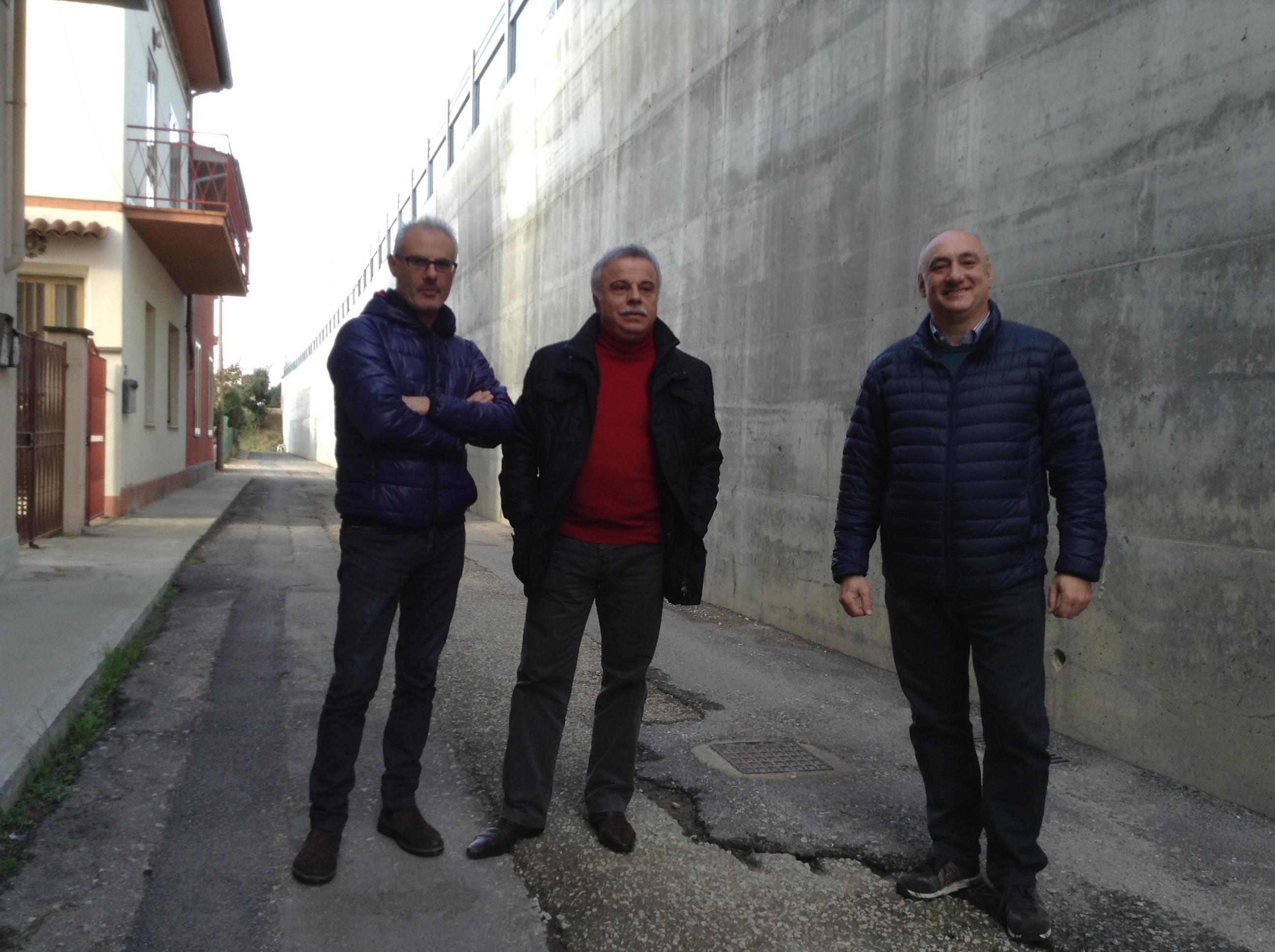Andrea Venturi (primo da destra), con altri due residenti della zona