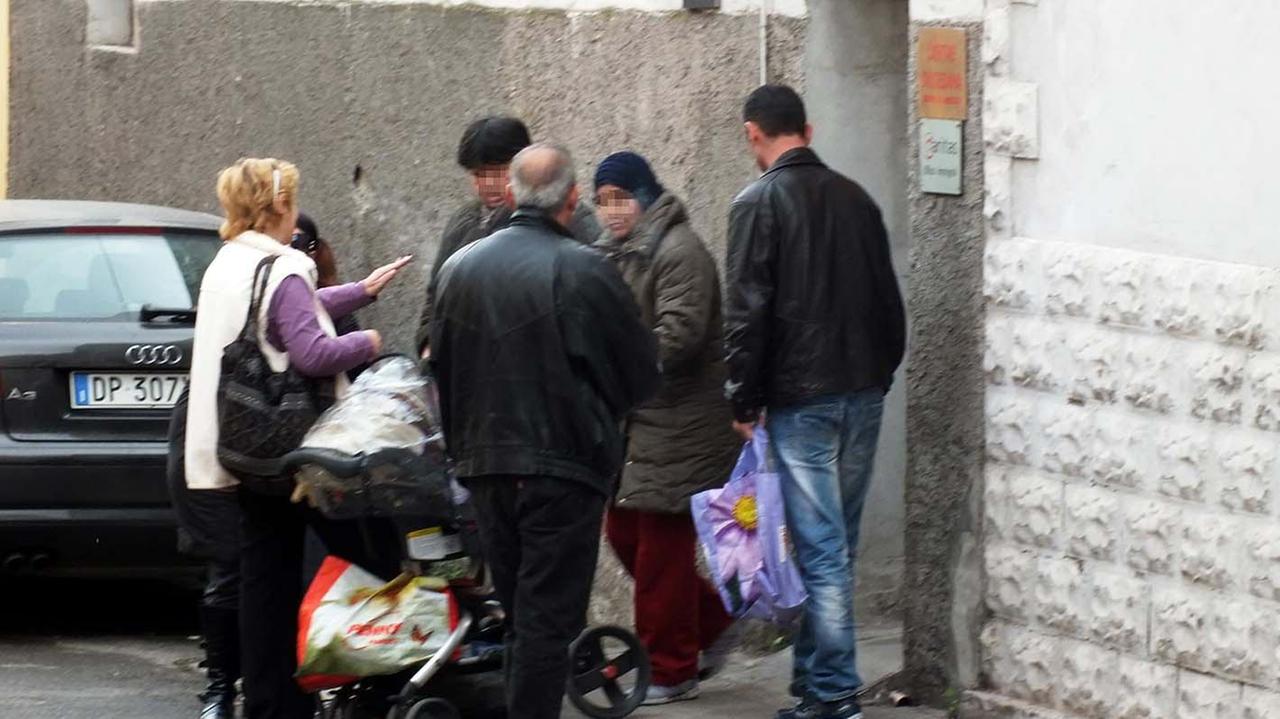 Sede della San Vincenzo de' Paoli: sempre più famiglie in fila per la consegna dei pacchi alimentari (foto Barlettani)
