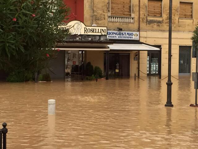 La gelateria Rosellini di Carrara alluvionata