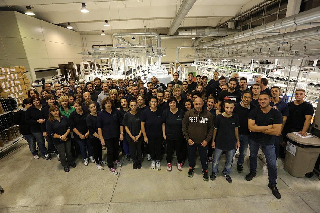 La "squadra" del calzaturificio Freeland di Fucecchio (foto agenzia Carlo Sestini)