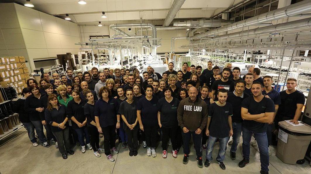 La "squadra" del calzaturificio Freeland di Fucecchio (foto agenzia Carlo Sestini)