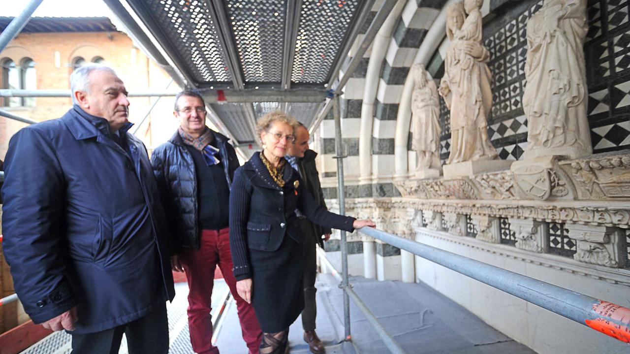 La sovrintendente Alessandra Marino in visita sui ponteggi del cantiere del Battistero (foto Gori)