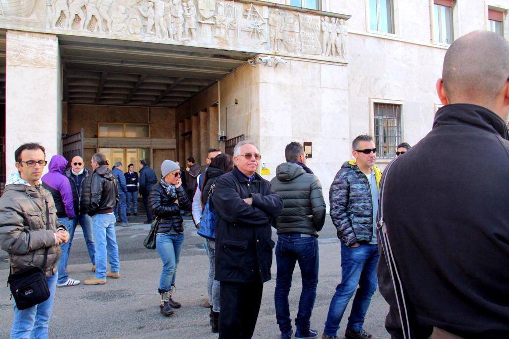 I lavoratori della Trw davanti alla prefettura nel presidio di martedì mattina