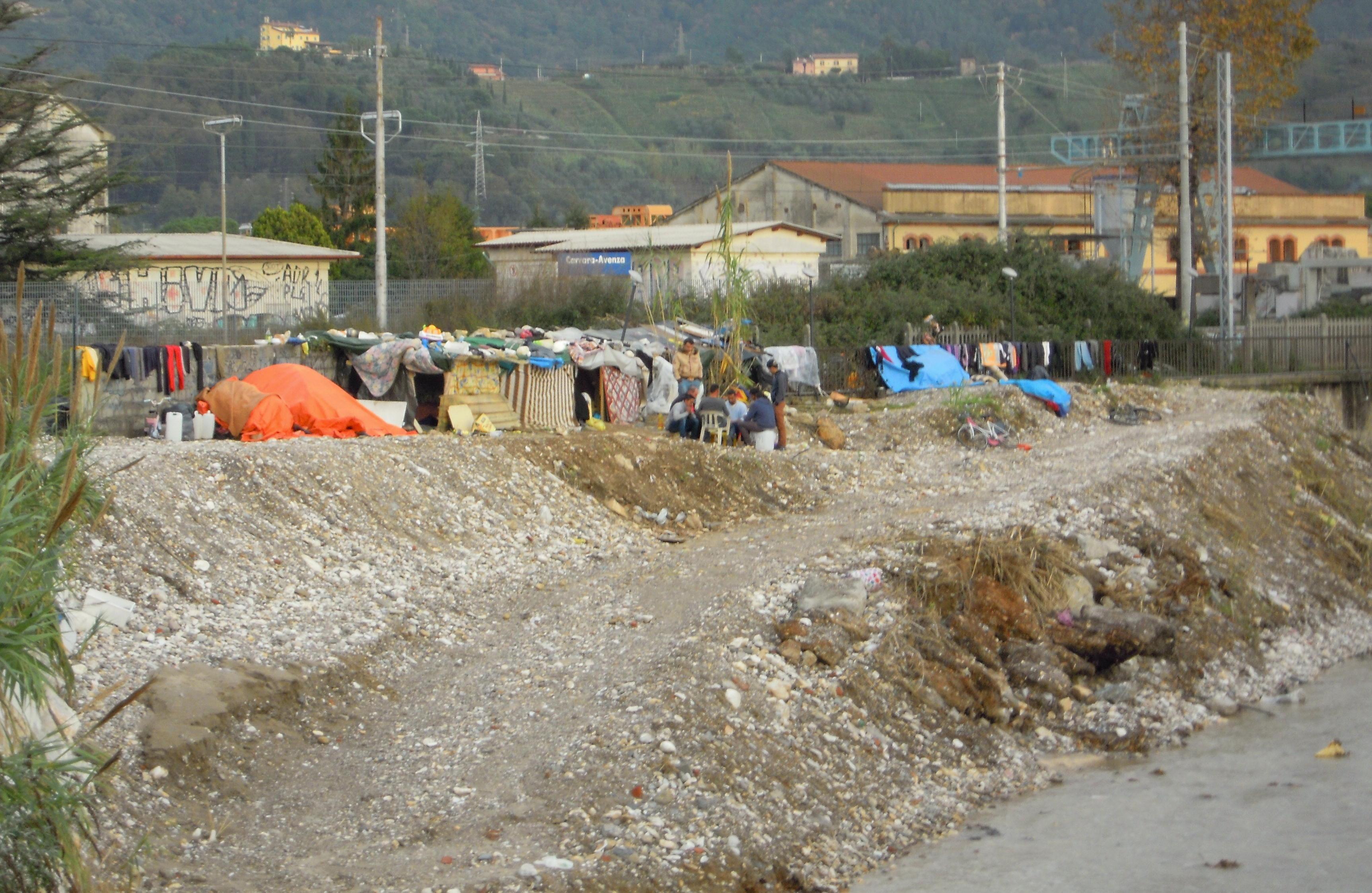 La baraccopoli sorta sulle rive del Carrione a Carrara
