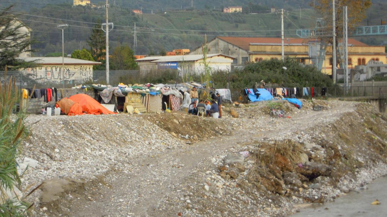 La baraccopoli sorta sulle rive del Carrione a Carrara