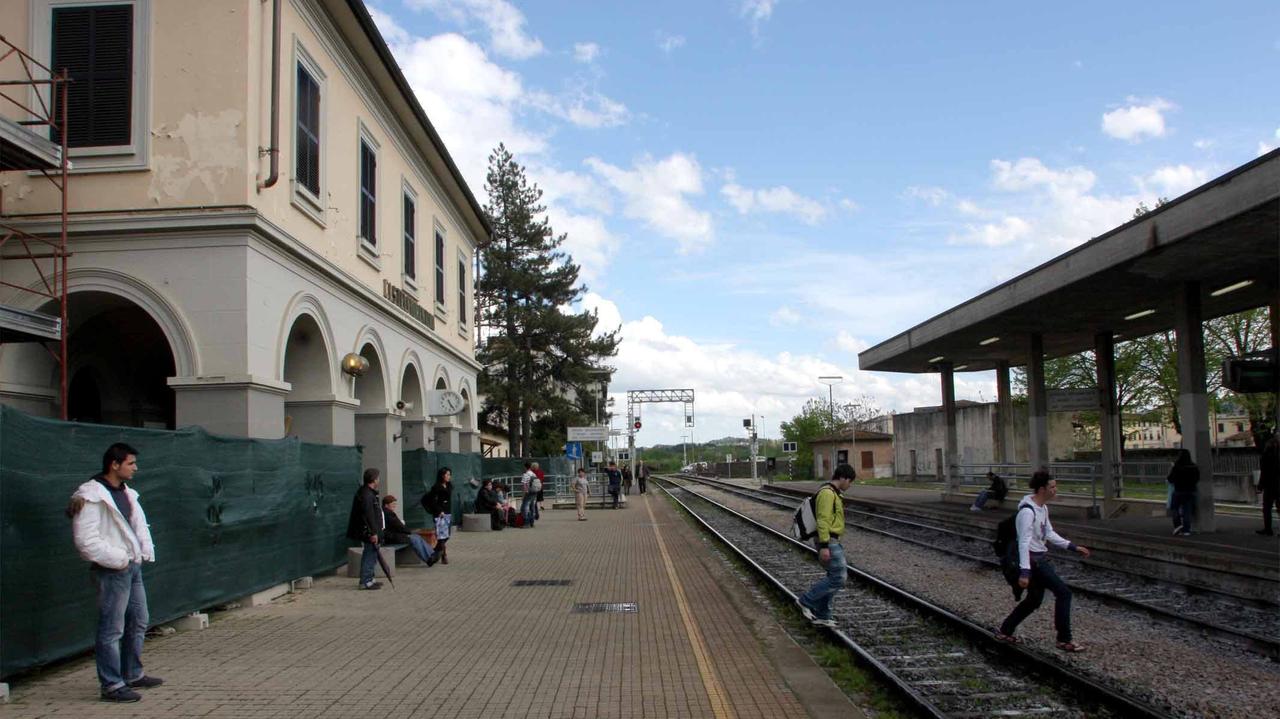 Giovani attraversano i binari alla stazione di Castelfiorentino (foto agenzia Carlo Sestini)