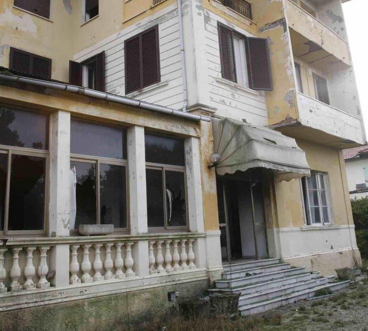 Notte di fuoco incendio nell’albergo Candia di Focette