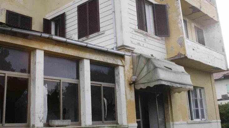 Notte di fuoco incendio nell’albergo Candia di Focette
