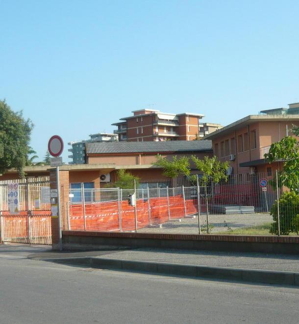 Siringhe davanti alle scuole elementari 